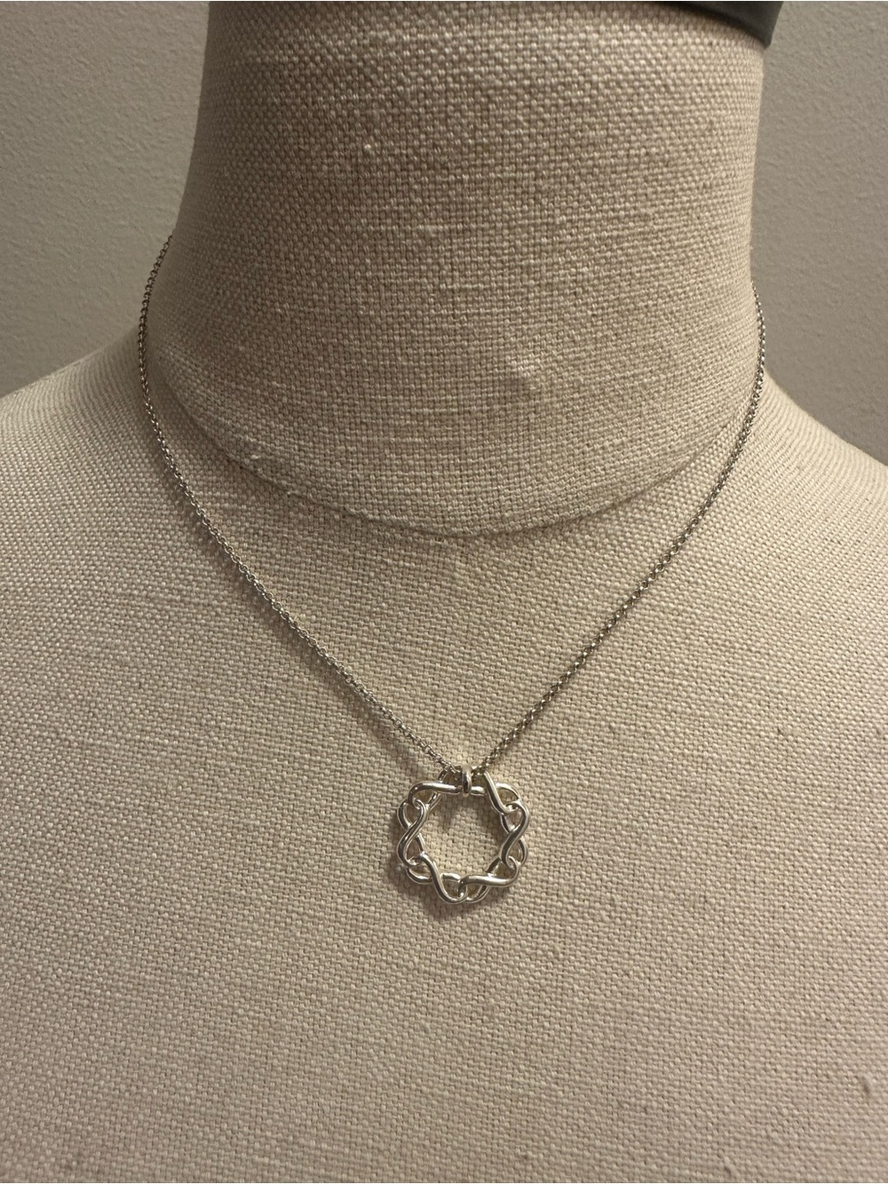 Vintage Avon Silver Interlocked Circle of Infinities Pendant Necklace